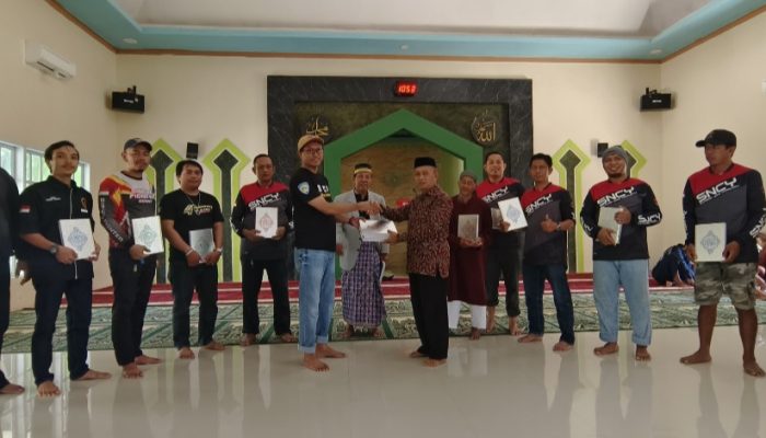 Komunitas Motor SNCY Bagikan Ratusan Al-Qur’an di Bontonompo Selatan