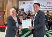 Jusri Adi Terima Penghargaan Tendik Favorit dari Dekan FSIP Unismuh Makassar