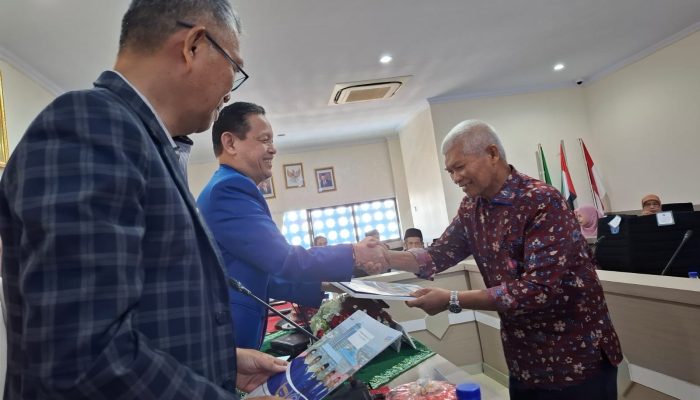 Rektor Unismuh Serahkan SK Pensiun dan Dana Purnabakti untuk 18 Karyawan