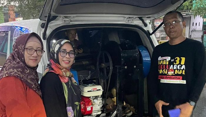 Dukung Program Desa Bersih, Unismuh Makassar dan UMPAR Berikan Mesin Pencacah Sampah