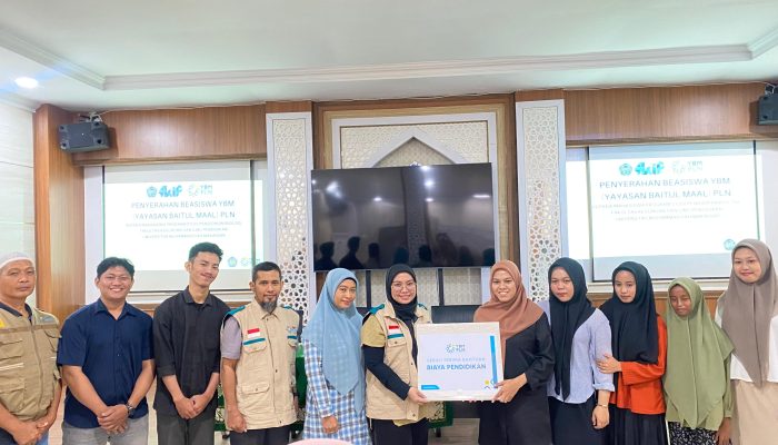 YBM PLN UIP Sulawesi Salurkan Beasiswa untuk Mahasiswa Berprestasi FKIP Unismuh