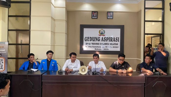 Berjalan Tertib, BEM FEB Unismuh Gelar Aksi Damai Tolak Kenaikan PPN 12 Persen di DPRD Sulsel