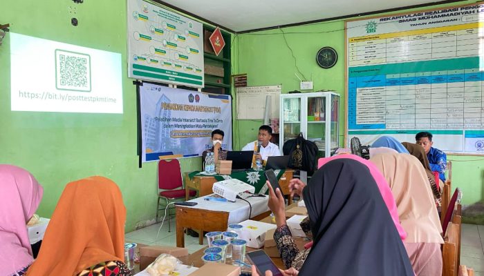 Pelatihan Media Interaktif Time To Climb: Unismuh Makassar Dorong Inovasi Pembelajaran di SMA Muhammadiyah Lempangang