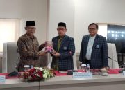 Rektor Unismuh Makassar Serahkan Buku Pappaseng ri Elompugi Karya Prof Andis Kepada Ketum PP Muhammadiyah