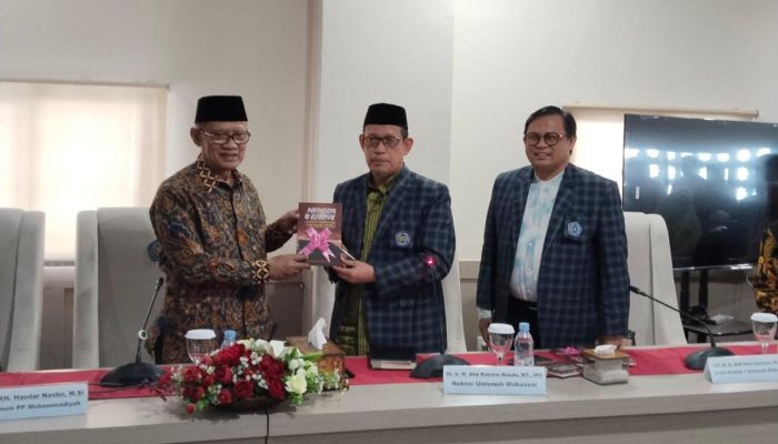 Rektor Unismuh Makassar Serahkan Buku Pappaseng ri Elompugi Karya Prof Andis Kepada Ketum PP Muhammadiyah