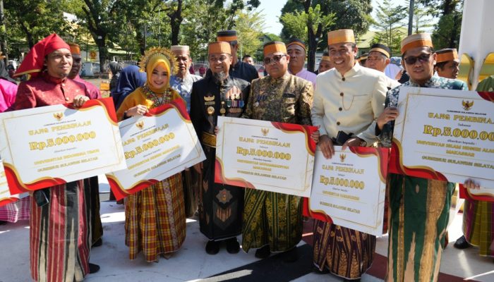 Unismuh Makassar Terima Penghargaan Gubernur Sulsel pada Hardiknas 2025 atas Komitmen Digitalisasi Pendidikan