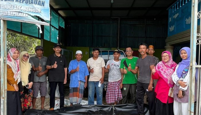 Tim Dosen Unismuh Makassar Bina Petani Garam Pangkep Lewat Bantuan Geomembran