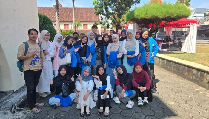 Belajar di Ruang Terbuka, Mahasiswa FEB Unismuh Perdalam Bahasa Inggris dan Personal Growth