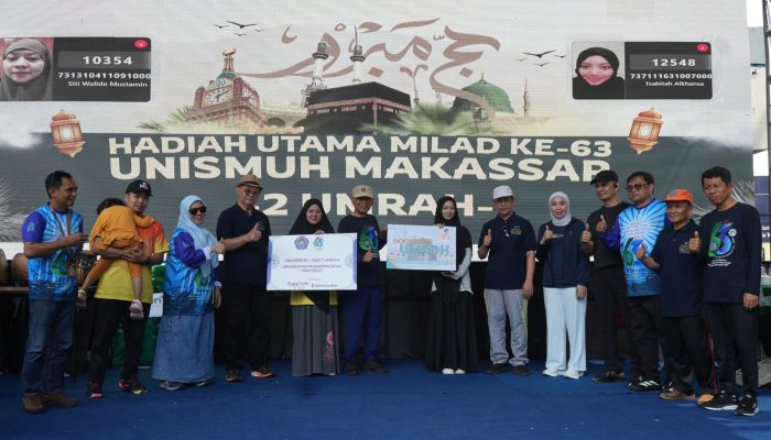 Dua Peserta Jalan Sehat Unismuh Raih Hadiah Umrah